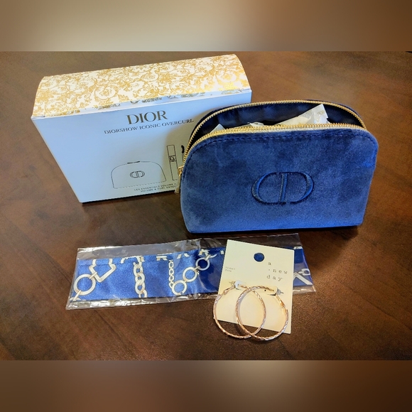 NIB Dark Blue Velvet Monogrammed Cosmetic Pouch w/Goodies - Picture 4 of 7